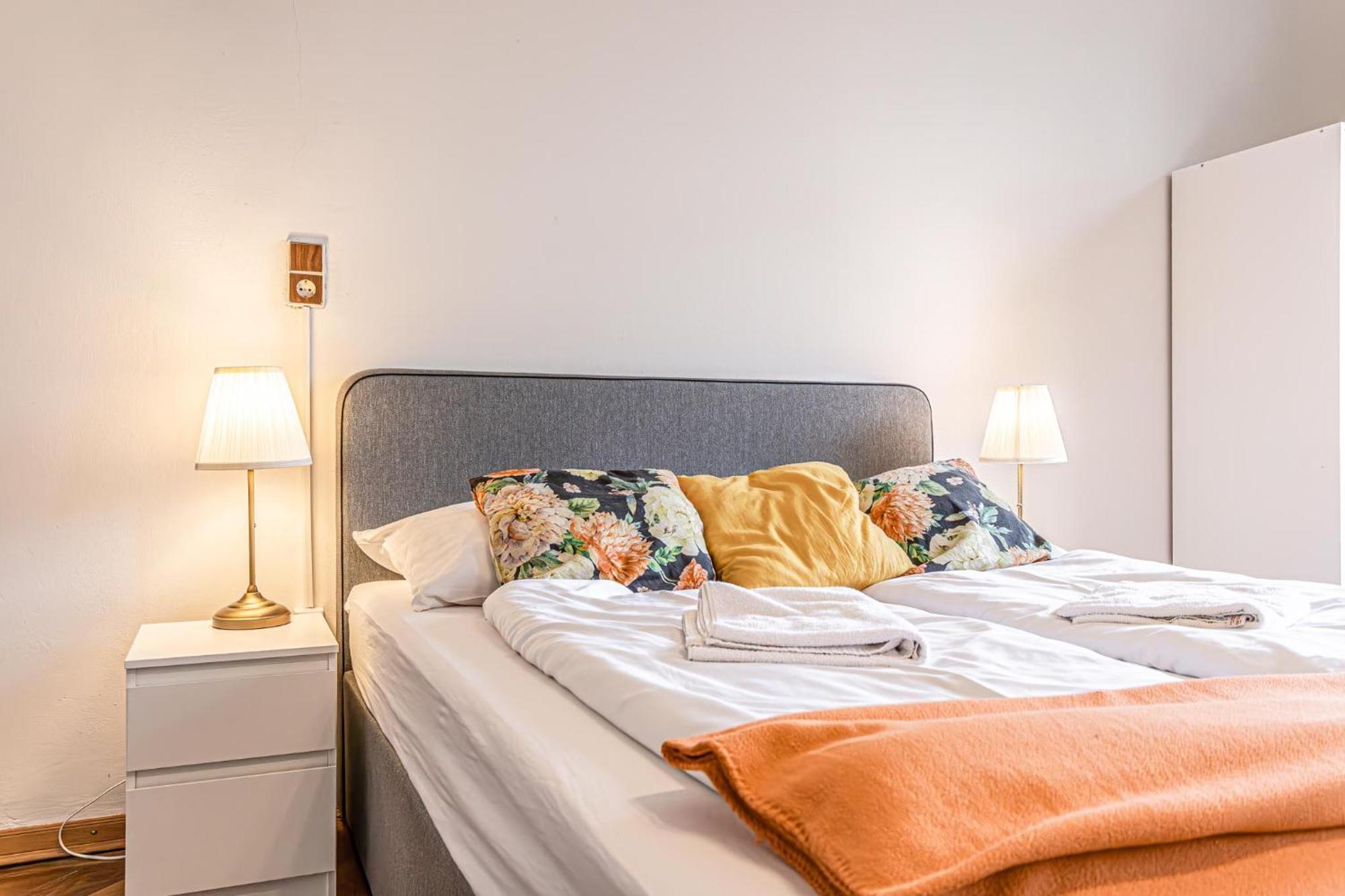 Gorgeous 1Br Apt Near Akh Hospital Wina Bagian luar foto