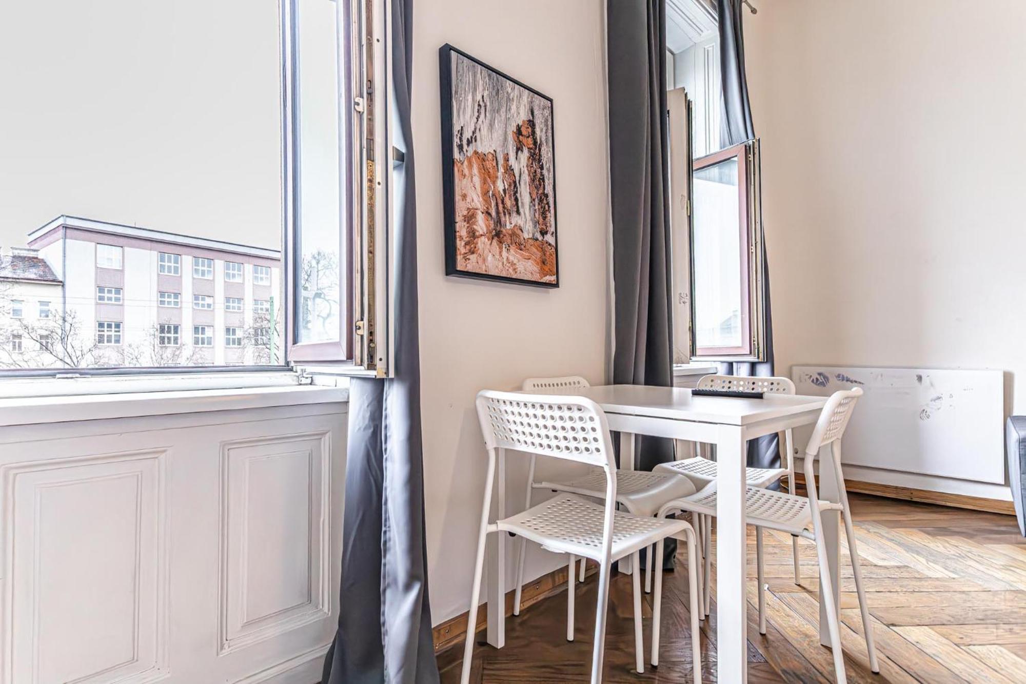 Gorgeous 1Br Apt Near Akh Hospital Wina Bagian luar foto