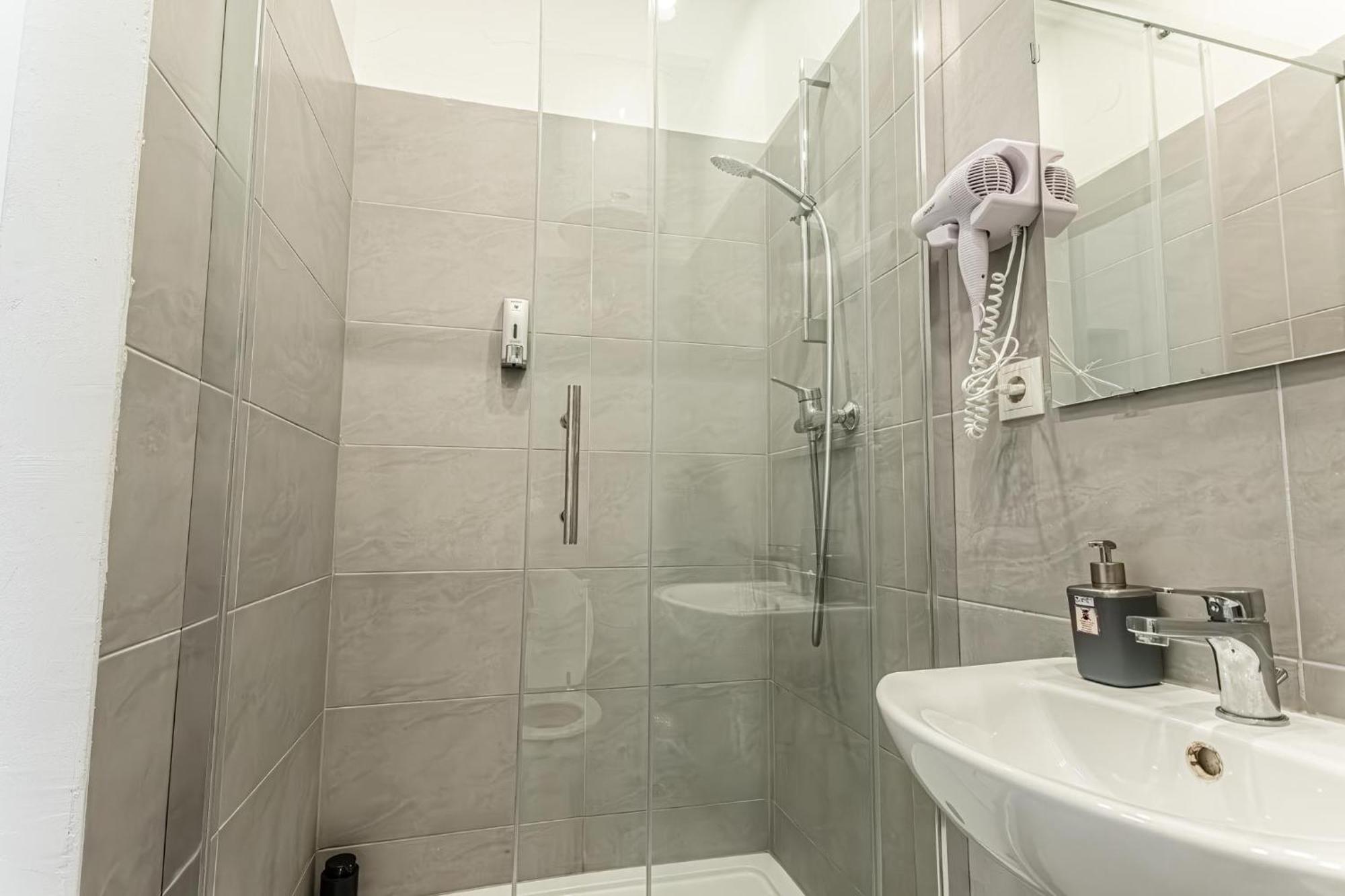 Gorgeous 1Br Apt Near Akh Hospital Wina Bagian luar foto